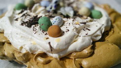 карамельная павлова со сливочным кремом и яичным ликером