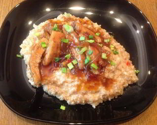 Курица в соусе с кремовой кашей