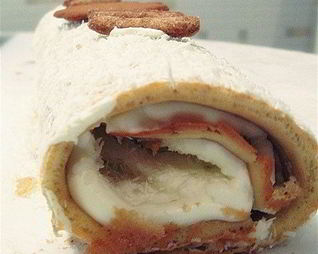 Миндальный рулет с кремом