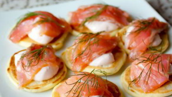 Рецепт Мини-блинчики с лососем и острым сметанным кремом