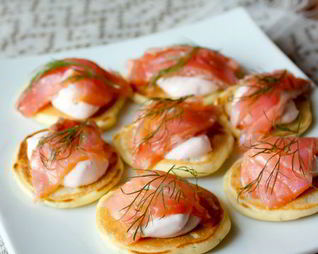 Мини-блинчики с лососем и острым сметанным кремом