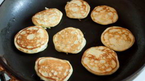 мини-блинчики с лососем и острым сметанным кремом