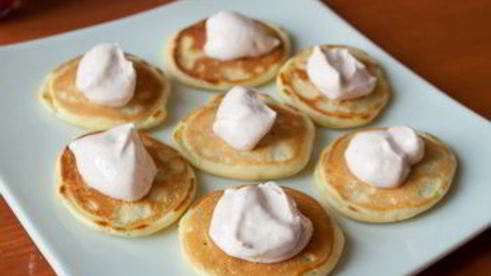 мини-блинчики с лососем и острым сметанным кремом