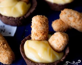 Палочки в чашечках с ванильным кремом