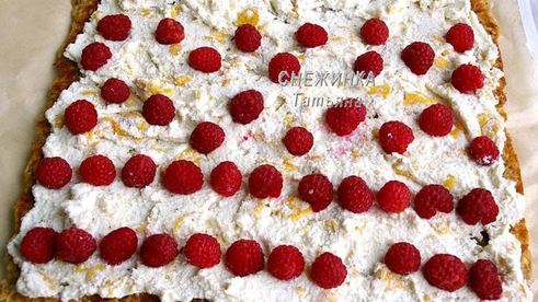 рулет из овсяных хлопьев с творожно-малиновой начинкой и кремом