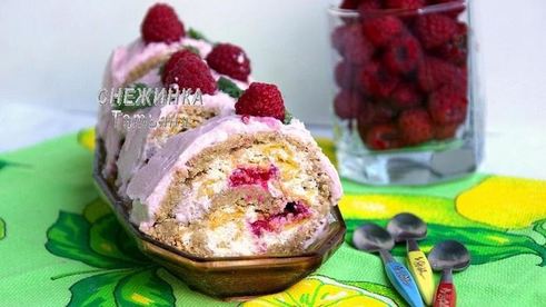 рулет из овсяных хлопьев с творожно-малиновой начинкой и кремом