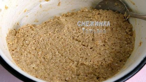 рулет из овсяных хлопьев с творожно-малиновой начинкой и кремом