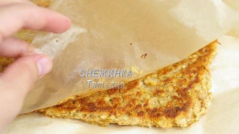 рулет из овсяных хлопьев с творожно-малиновой начинкой и кремом