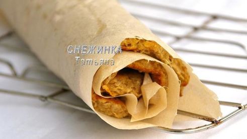 рулет из овсяных хлопьев с творожно-малиновой начинкой и кремом