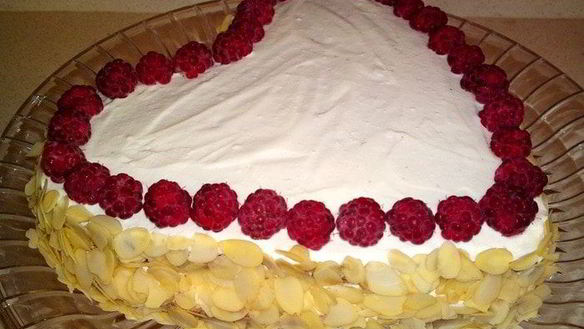 Рецепт Сердце с малиной и творожно-сливочным кремом