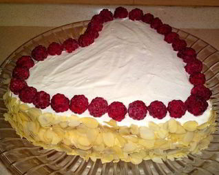 Сердце с малиной и творожно-сливочным кремом