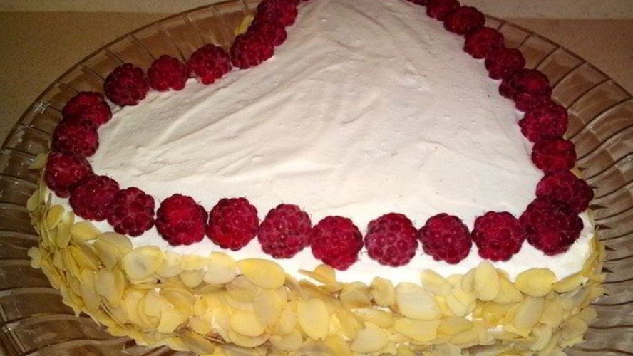 Рецепт сердце с малиной и творожно-сливочным кремом