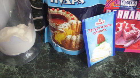 шоколадные коржики с кремом и клубникой