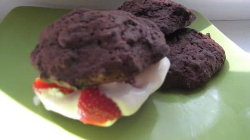 шоколадные коржики с кремом и клубникой