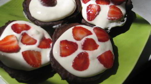 шоколадные коржики с кремом и клубникой