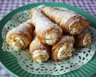 Слоеные трубочки с посыпкой и белковым кремом