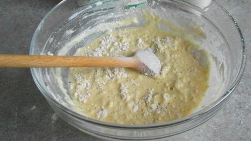 слоеные трубочки с посыпкой и белковым кремом