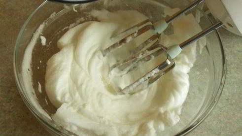 слоеные трубочки с посыпкой и белковым кремом