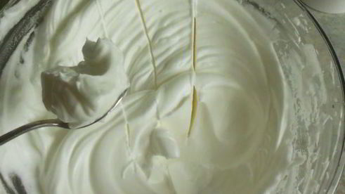 слоеные трубочки с посыпкой и белковым кремом