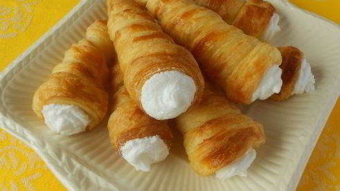 слоеные трубочки с посыпкой и белковым кремом