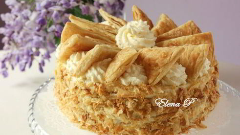 слоеные трубочки с посыпкой и белковым кремом