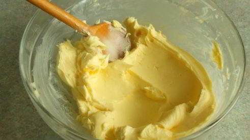 слоеные трубочки с посыпкой и белковым кремом