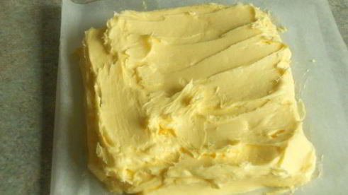 слоеные трубочки с посыпкой и белковым кремом