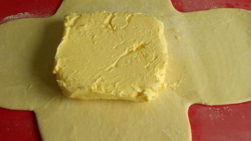 слоеные трубочки с посыпкой и белковым кремом