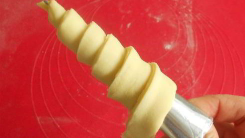 слоеные трубочки с посыпкой и белковым кремом