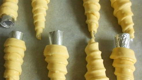 слоеные трубочки с посыпкой и белковым кремом