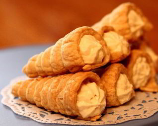 Слоеные трубочки с творожным кремом