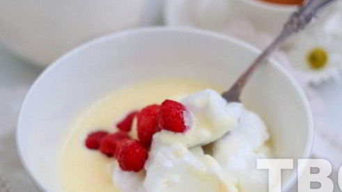 снежки с малиной и кремом