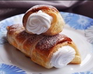 Трубочки из готового слоеного теста с кремом