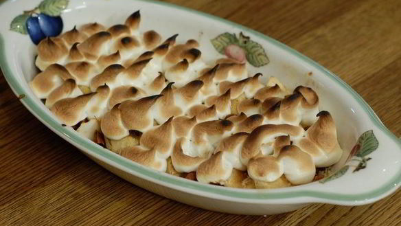 Рецепт Яблочные дольки под белковым кремом