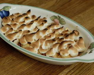 Яблочные дольки под белковым кремом