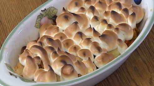 яблочные дольки под белковым кремом