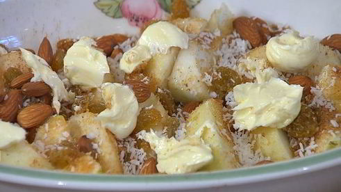 яблочные дольки под белковым кремом