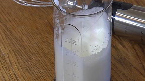 яблочные дольки под белковым кремом