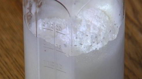 яблочные дольки под белковым кремом