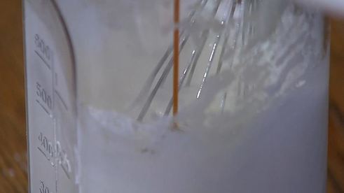 яблочные дольки под белковым кремом