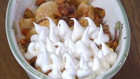 яблочные дольки под белковым кремом