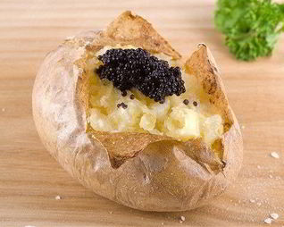 Закуска из жареного картофеля, крема и черной икры