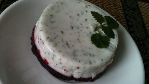 Рецепт Легкий десерт — смородиново-йогуртовое желе