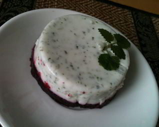 Легкий десерт — смородиново-йогуртовое желе