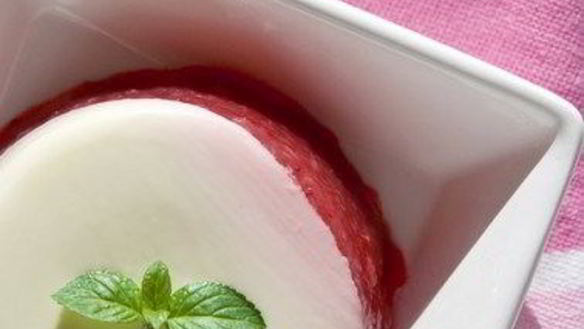 Рецепт Молочный пудинг с лимоном и мятой и под малиновым соусом