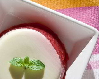 Молочный пудинг с лимоном и мятой и под малиновым соусом