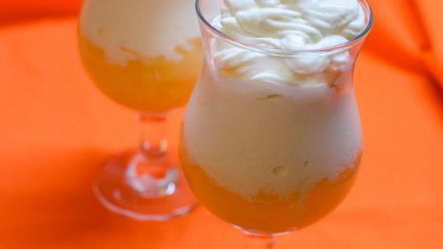 Рецепт десерт из грушевого желе, мороженого и взбитых сливок