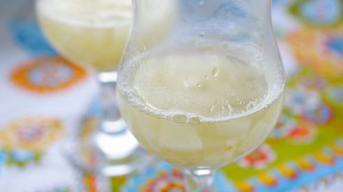 десерт из грушевого желе, мороженого и взбитых сливок