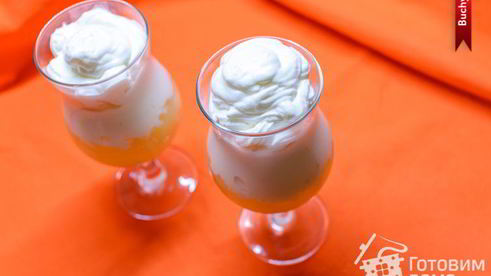 десерт из грушевого желе, мороженого и взбитых сливок