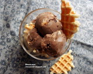 Кофейное мороженое с маскарпоне и вафлями